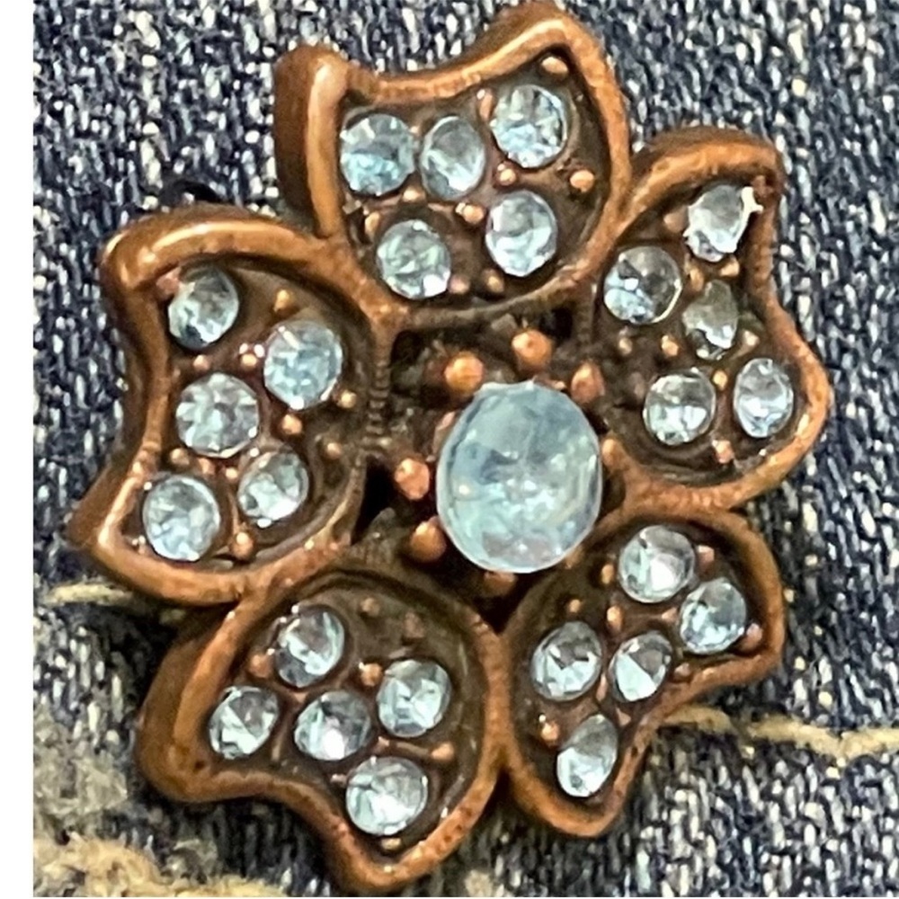 🌺 Super cute denim jacket with rhinestone flower detail on snaps. - Picture 5 of 10